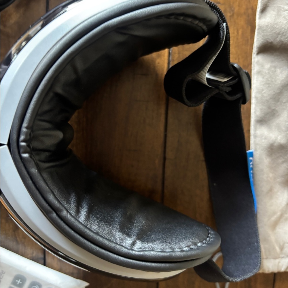 Renpho Black Eye Massager for Migraines with Remote - Picture 9 of 11